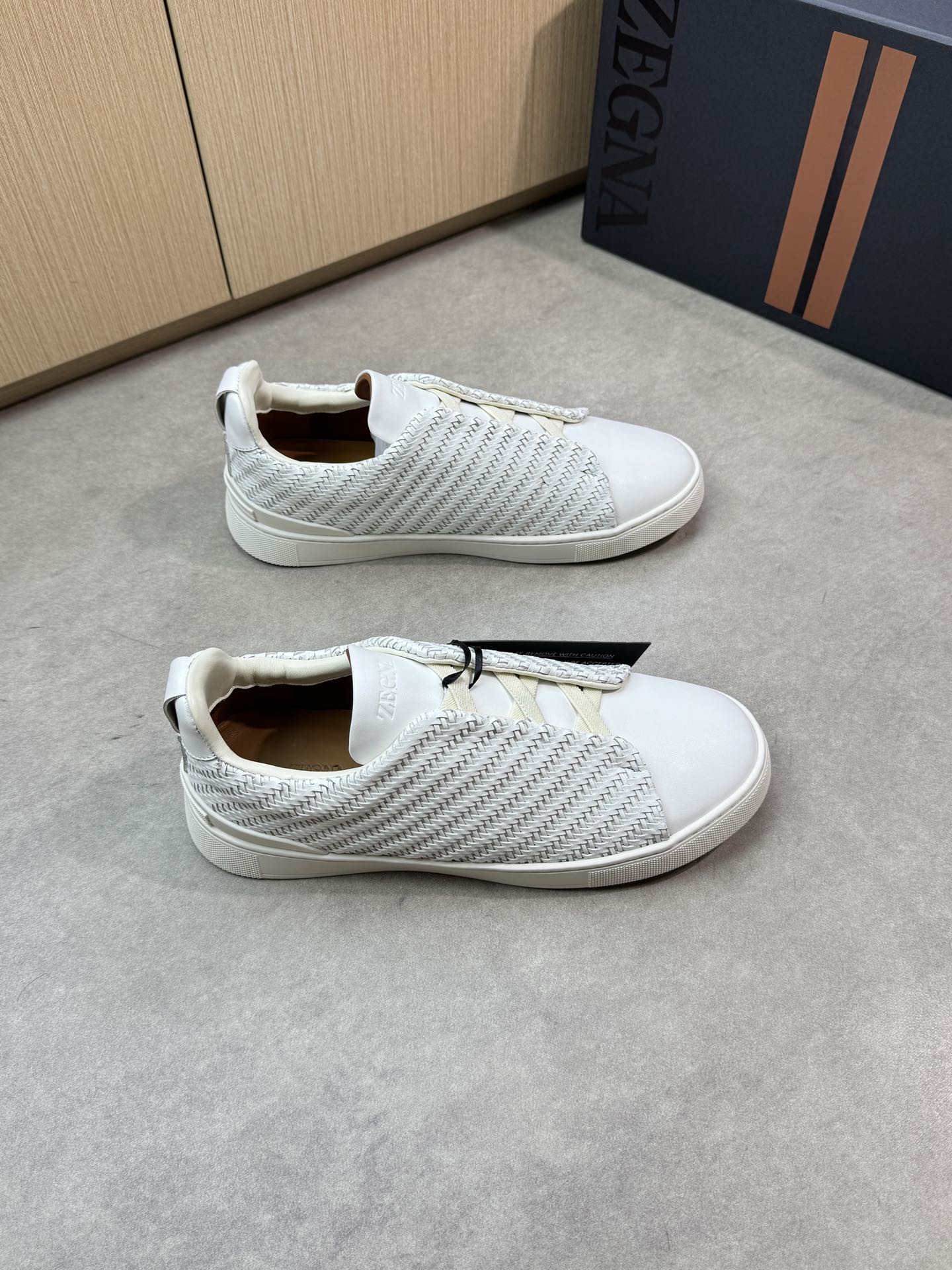 【Zegna】杰尼亚 P710💰
-高端品质 原单🔍🔍🔍休闲运动板鞋
-鞋面:原版🔝纳帕小牛皮、编织小牛皮、鞋舌空压品牌logo、懒人穿脱松紧带
-内里:水染牛皮
-大底:超轻TPR·橡胶:成型大底
-超高品控·做工精细:凸显(高端·贵气·档次)
-Size: 39-44(38,45,46,可订做)·Z0112