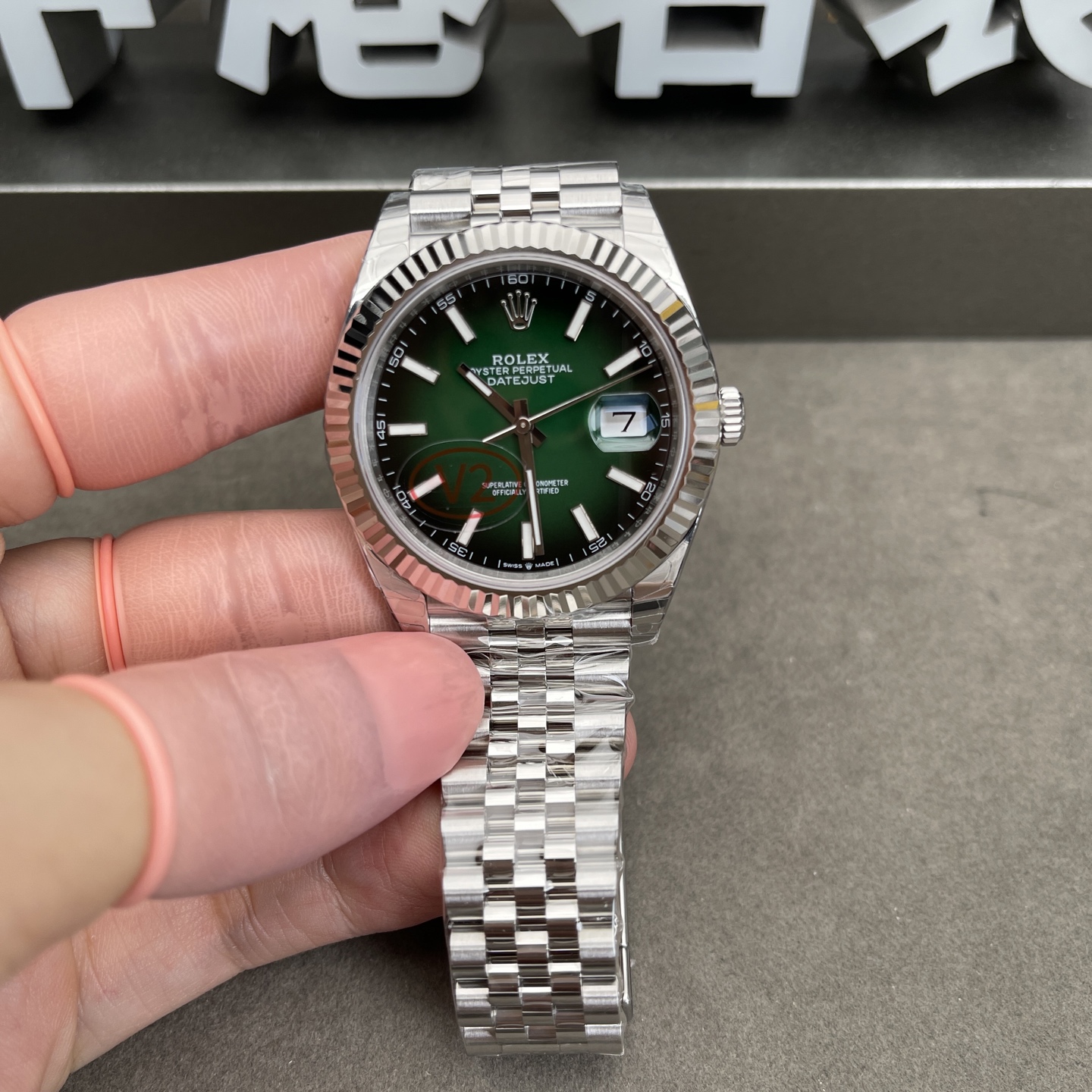 渐绿日志
通货壳+2824=1400(安静的环境下摇表,噪音大,国产2836稳定性差,瑞士的太贵)
C壳+3135=2100(上一代的仿劳机芯,打开后盖像劳,但内部结构还是国产布局)
顶级壳+3235=2400(机芯配件已有不少可以同劳替换,精品)