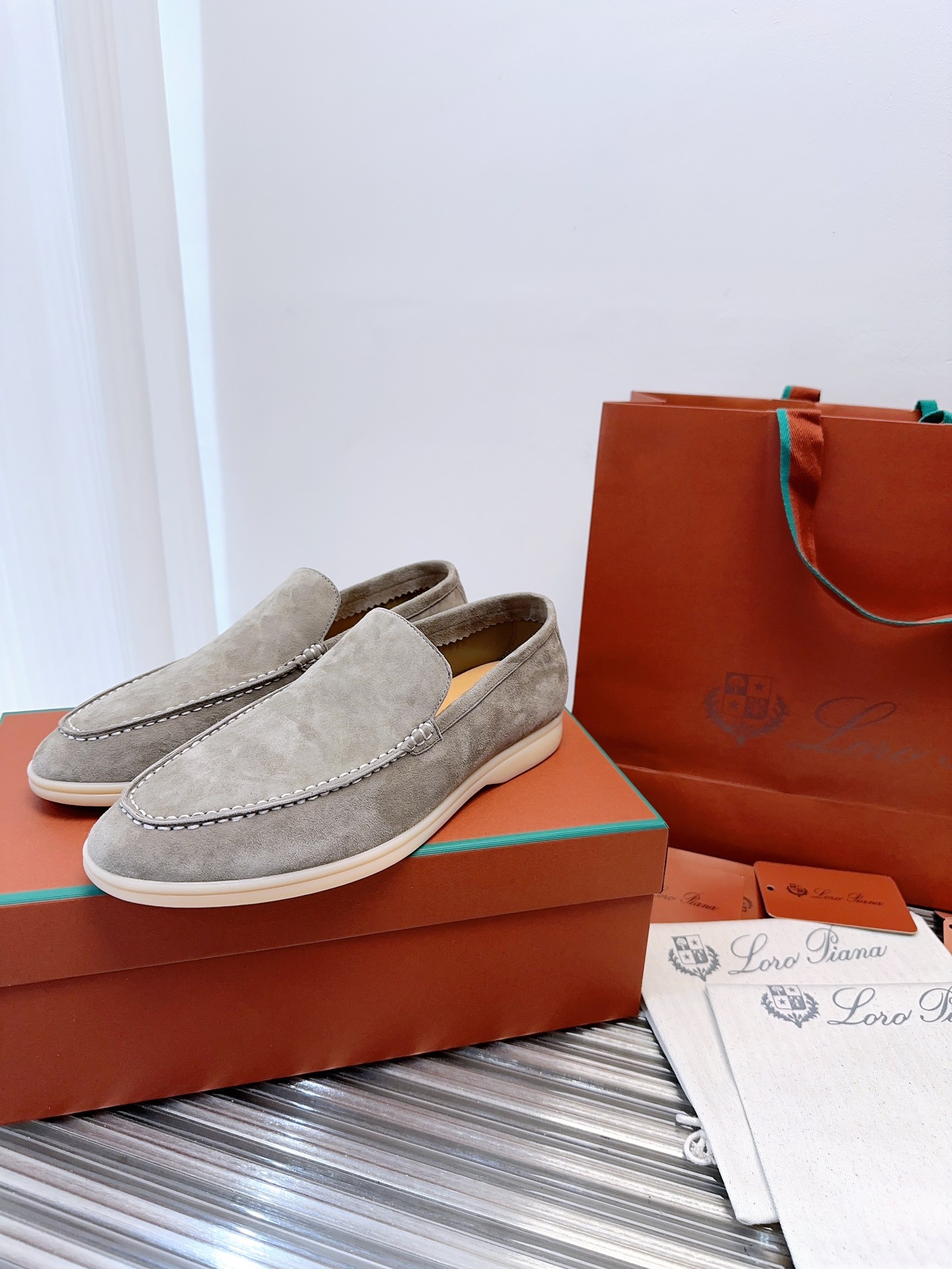 批480升级版 顶级版本Loro Piana Summer Wlak情侣乐福鞋,复古优雅,低调奢华。时尚性与皮料实用性同样兼具依然全网最高品质.
鞋面材料采用进口小牛绒面料,丝质柔滑。
✅内里原版A级水染羊皮➕ A级水染牛皮垫脚。
✅原版真皮中底
✅耐磨高弹牛筋底。
✅独家开模精铸K金电镀🔒锁扣
✅码数:女码35-39 (定制女40.41.42不退不换。)
男码39-44定制男38.45.46定制不退换)
✅推荐搭配:日常百搭。
✅可色卡定做颜色