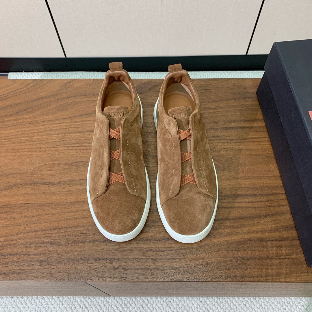 【Zegna】羊京一脚蹬休闲鞋。饰有标志性三重交叉松紧细节,灵感源于三重手缝线迹造型,彰显了杰尼亚的悠久传承。采用原版拉帮套楦工艺鞋型好看且质感轻盈。鞋面油边工艺、鞋舌饰有标志性 Zegna 标识细节,彰显品牌风范。私家原版开模大底,穿脱轻松,舒适不凡。区别于市面上普通橡胶大底。
材质:鞋面原版定制进口羊京,牛皮内里,原版开模Tpu大底。
码数:39-47(46、47定制不退换)
批:💰590