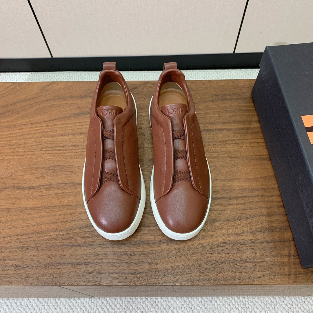 【Zegna】光面牛皮一脚蹬休闲鞋。饰有标志性三重交叉松紧细节,灵感源于三重手缝线迹造型,彰显了杰尼亚的悠久传承。采用原版拉帮套楦工艺鞋型好看且质感轻盈。鞋面油边工艺、鞋舌饰有标志性 Zegna 标识细节,彰显品牌风范。私家原版开模大底,穿脱轻松,舒适不凡。区别于市面上普通橡胶大底。
材质:鞋面原版定制进口牛皮,牛皮内里,原版开模Tpu大底。
码数:39-47(46、47定制不退换)
批:💰590