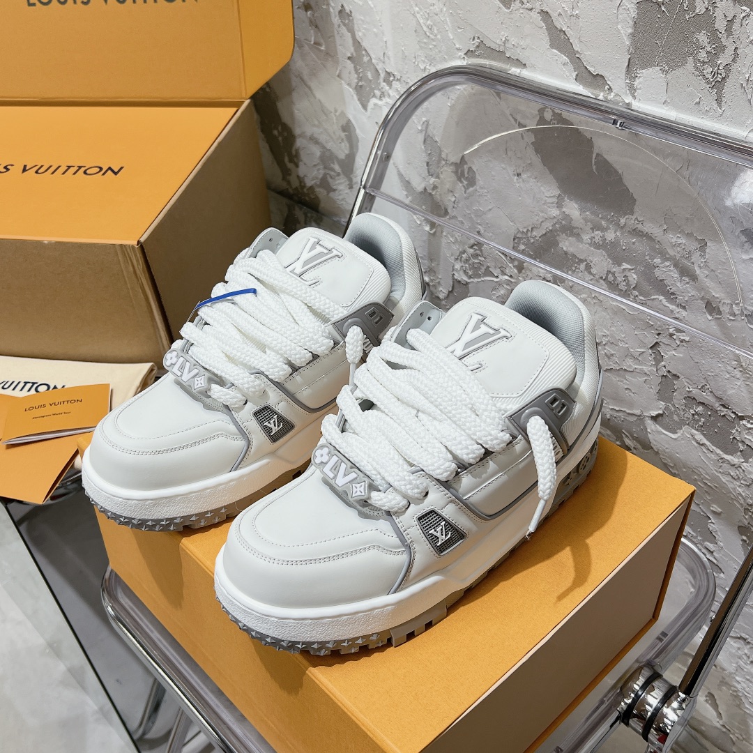 袁一琦同款
原地增高5公分
原版¥13020购入开发做货‼️
请认准我家品质‼️
请注意区分市面通货材料!
鞋面进口头层小牛皮 内里定制透气网里,TPU吸模大底。材质细节做工都是顶级制作!配置独家精致礼盒包装🎁
SIZE:35-44(45定做不退不换)