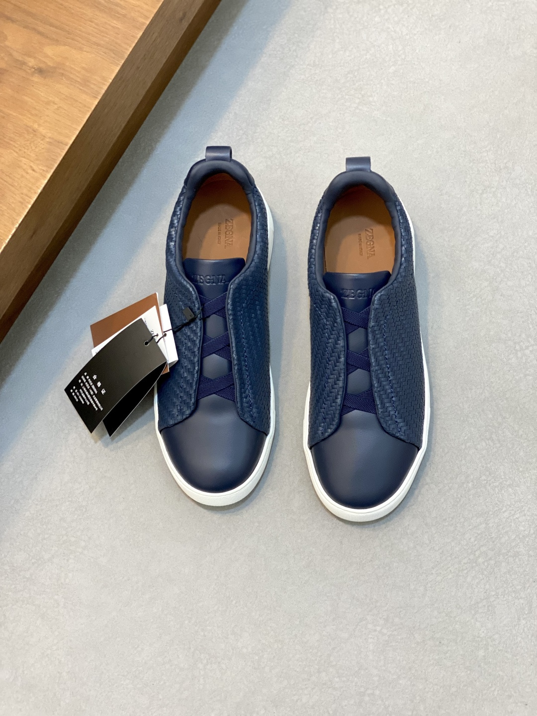 💰700 Ermenegildo Zegna 杰尼亚休闲运动鞋
Triple Stitch 是一款精致的休闲鞋履,饰有标志性三重交叉松紧细节,灵感源于三重手缝线迹造型,彰显了杰尼亚的悠久传承。这款皮革衬里鹿皮球鞋饰有骆马色装饰细节,采用便鞋鞋型且质感轻盈,配有灵活的橡胶外底,穿脱轻松,舒适不凡。后跟饰有标志性 Ermenegildo Zegna XXX 标识细节,彰显品牌风范。
码数:39-44,标准皮鞋尺码。