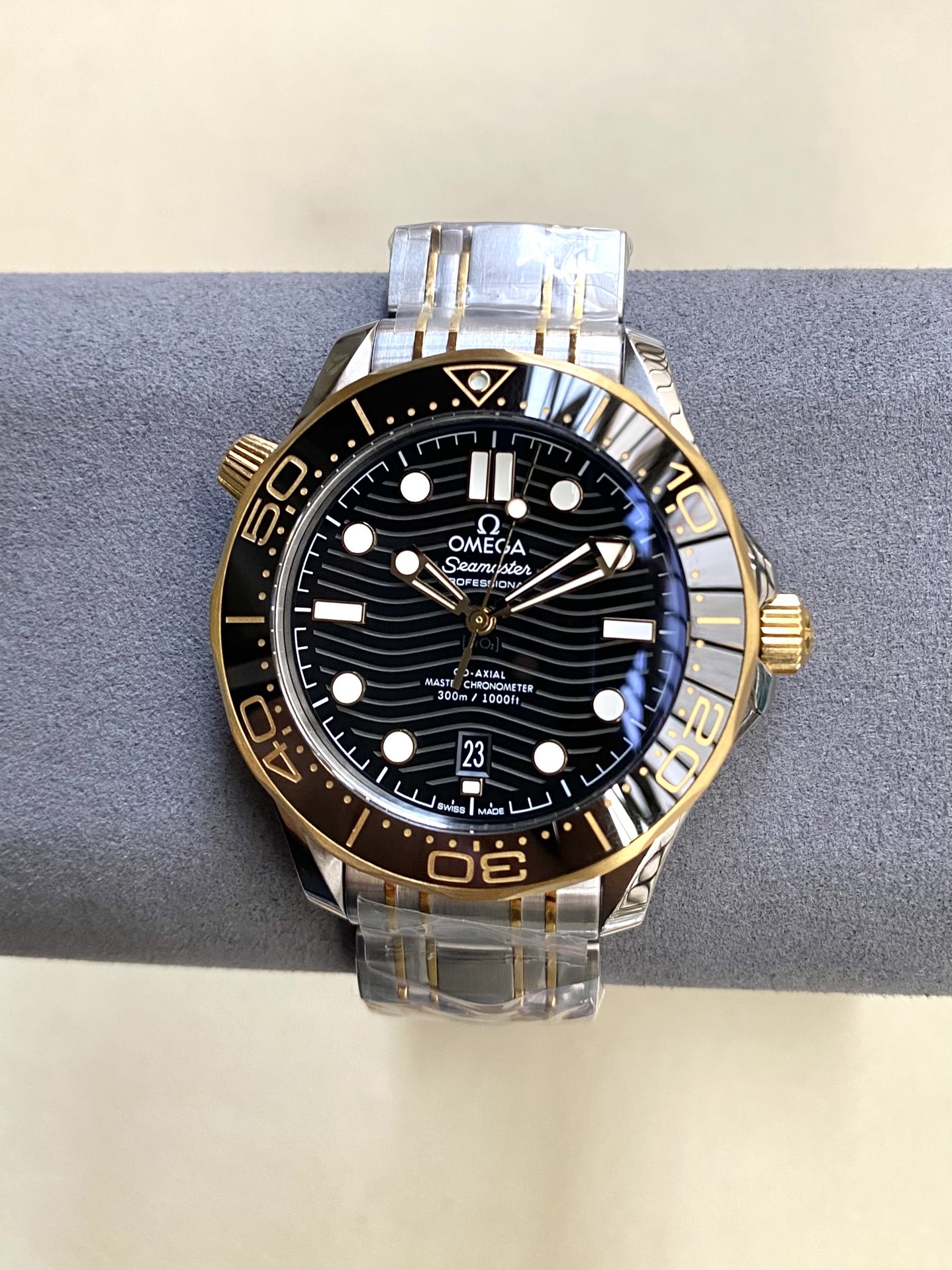 海马300-正8800一体机芯-42mm
送硅胶表带可以替换
8800机芯动储与原厂一致55个小时,自动锤轴承7个陶瓷珠
机芯的大部分零配件可以与原装通用,真正的做到无限接近