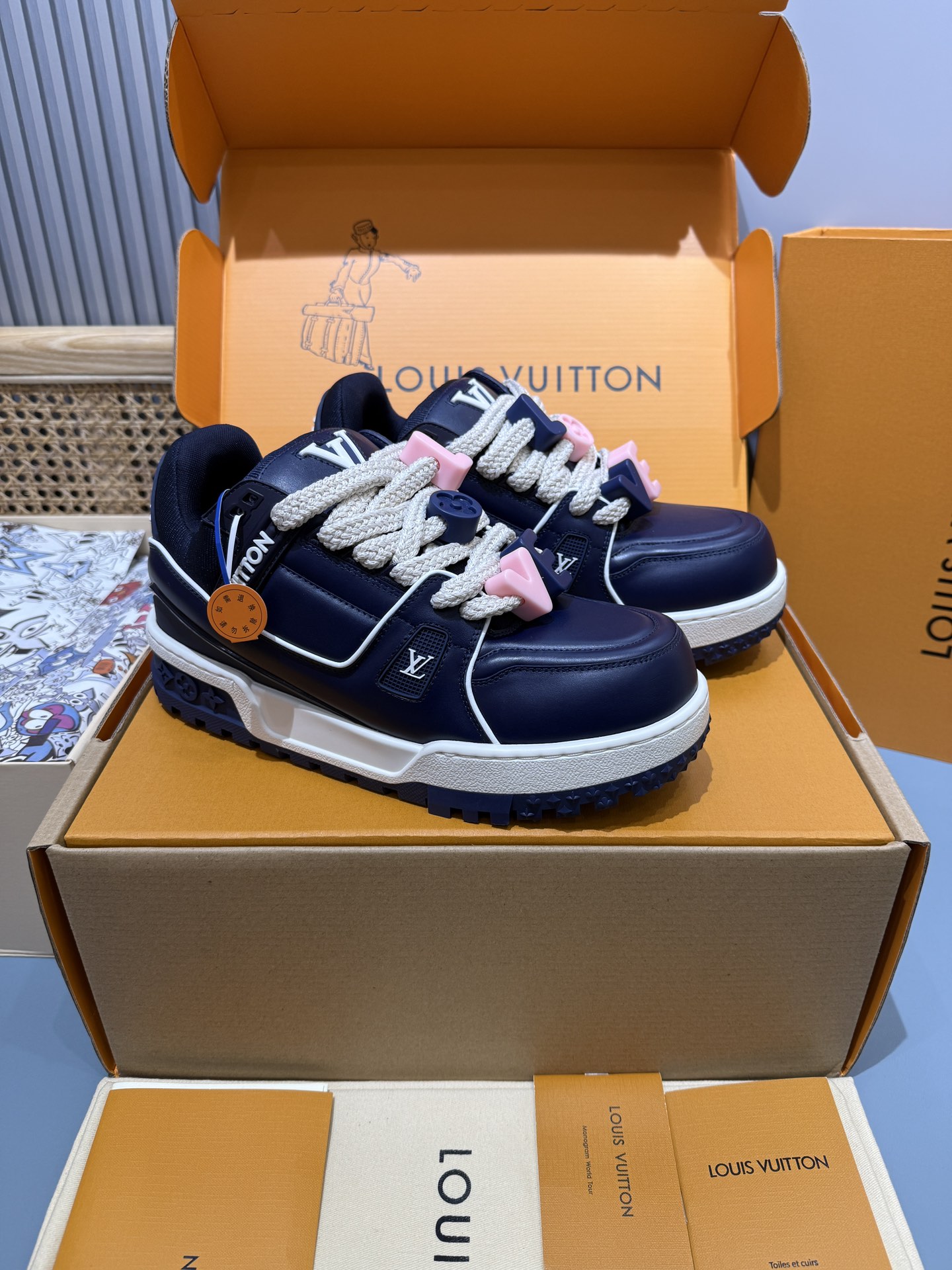 新色 小胖丁 蓝皮
增高5公分
胖trainer "diy饰扣面包鞋
鞋面进口头层小牛皮 内里定制透气网里,tpu吸模大底。材质细节做工都是顶级制作!配置独家精致礼盒包装
size:39-44 (45定做不退换)