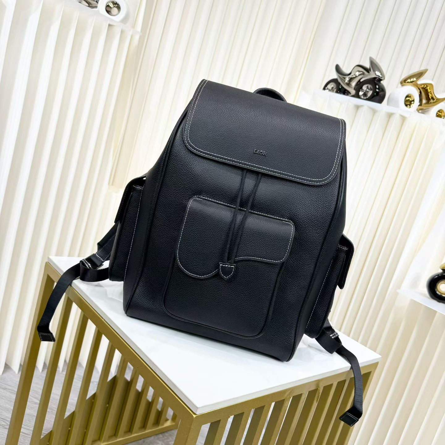 🅿️1500【市场最高版本,欢迎对比】
Dior Essentials
SADDLE 背囊
黑色颗粒小牛皮
编号: 1ADBA161YKK_H00N
Saddle 背囊为 Saddle 设计注入时尚与原创元素。黑色颗粒小牛皮缀以对比缝线,正面缀以 Dior 标志。袋款设计宽敞,设有 1 个隔层,可收纳所有必需品。正面配有 Saddle 翻盖口袋,侧面设有 2 个翻盖口袋,适合放置银包、锁匙、耳机或手机。这款实用的背囊可点缀任何造型。
黑色颗粒小牛皮配对比缝线
正面饰有钌色饰面黄铜 Dior 标志
内部烫印 Dior 标志
翻盖和束绳开合
软垫网眼布可调校肩带
皮革顶部手柄
袋款背面以 Dior 标志绗缝科技针织加固
正面口袋及翻盖侧袋
内部设有手提电脑隔层
附防尘袋
意大利制造
尺寸:26.5 x 40 x 17.5 厘米 / 10.5 x 15.5 x 7 吋(长 x 高 x 宽)
主隔层可容纳 1 部 15 吋手提电脑、多份文件及 1 部平板电脑
侧口袋可放置 iPhone 13 Pro Max