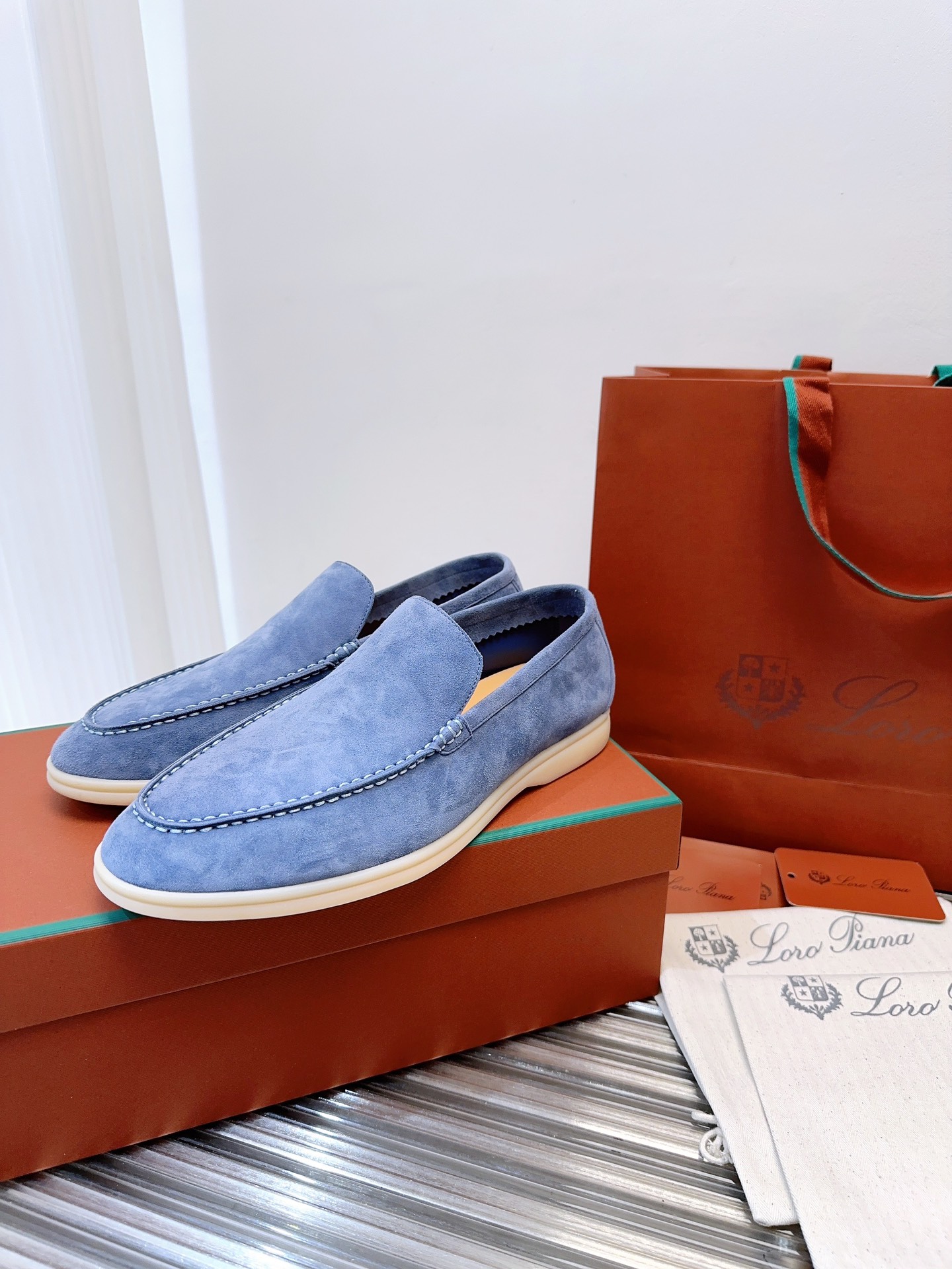 批480升级版 顶级版本Loro Piana Summer Wlak情侣乐福鞋,复古优雅,低调奢华。时尚性与皮料实用性同样兼具依然全网最高品质.
鞋面材料采用进口小牛绒面料,丝质柔滑。
✅内里原版A级水染羊皮➕ A级水染牛皮垫脚。
✅原版真皮中底
✅耐磨高弹牛筋底。
✅独家开模精铸K金电镀🔒锁扣
✅码数:女码35-39 (定制女40.41.42不退不换。)
男码39-44定制男38.45.46定制不退换)
✅推荐搭配:日常百搭。
✅可色卡定做颜色