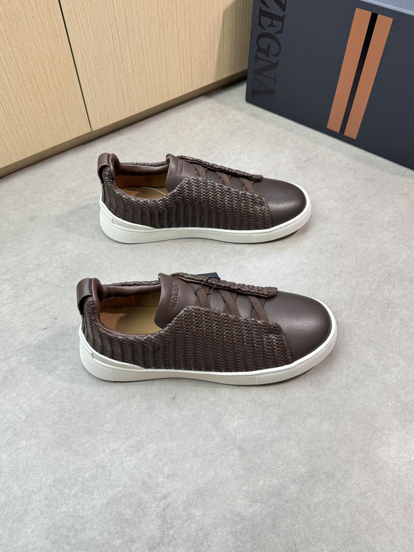【Zegna】杰尼亚 P710💰
-高端品质 原单🔍🔍🔍休闲运动板鞋
-鞋面:原版🔝纳帕小牛皮、编织小牛皮、鞋舌空压品牌logo、懒人穿脱松紧带
-内里:水染牛皮
-大底:超轻TPR·橡胶:成型大底
-超高品控·做工精细:凸显(高端·贵气·档次)
-Size: 39-44(38,45,46,可订做)·Z0112