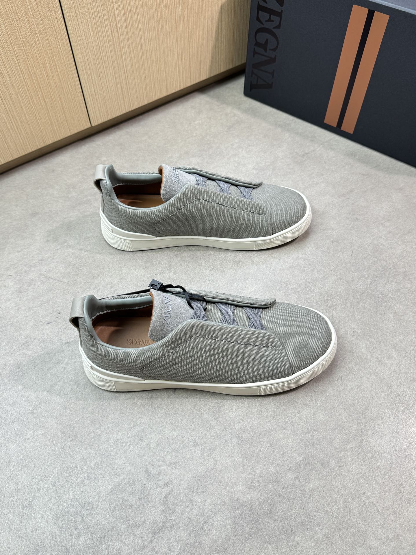 【Zegna】杰尼亚 P710💰
-高端品质 原单🔍🔍🔍休闲运动板鞋
-原版🔝纳帕小牛皮、品牌牛仔帆布、鞋舌反绒小牛皮..空压品牌logo、懒人穿脱松紧带
-内里:水染牛皮
-大底:超轻TPR·橡胶:成型大底
-超高品控·做工精细:凸显(高端·贵气·档次)
-Size: 39-44(38,45,46,可订做)·Z0112