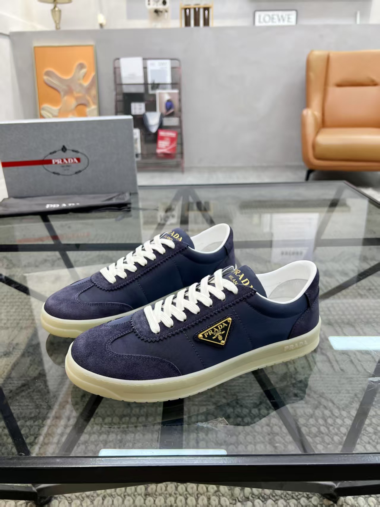 38-45 Prada 普拉达新款男士真皮运动鞋,市面最高版本 、欢迎任意对比🆚!原版皮料质感极佳,超上档次!意大利进口胎羊网内里,可拆式垫!奢华用料、精细做工,极力推荐入手!