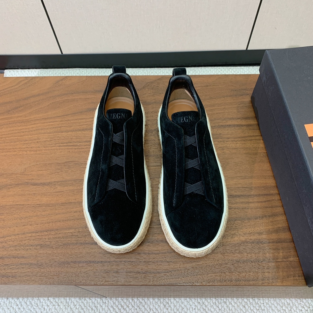 【Zegna】羊京麻绳底休闲鞋。饰有标志性三重交叉松紧细节,灵感源于三重手缝线迹造型,彰显了杰尼亚的悠久传承。采用原版拉帮套楦工艺鞋型好看且质感轻盈。鞋面油边工艺、鞋舌饰有标志性 Zegna 标识细节,彰显品牌风范。私家原版开模大底,穿脱轻松,舒适不凡。区别于市面上普通橡胶大底。
材质:鞋面原版定制进口羊京,牛皮内里,定制原版大底。
码数:39-47(46、47定制不退换)
批:💰610