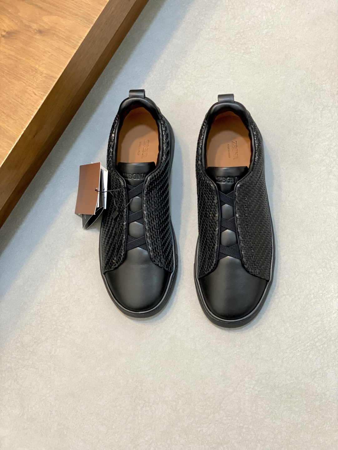💰700 Ermenegildo Zegna 杰尼亚休闲运动鞋
Triple Stitch 是一款精致的休闲鞋履,饰有标志性三重交叉松紧细节,灵感源于三重手缝线迹造型,彰显了杰尼亚的悠久传承。这款皮革衬里鹿皮球鞋饰有骆马色装饰细节,采用便鞋鞋型且质感轻盈,配有灵活的橡胶外底,穿脱轻松,舒适不凡。后跟饰有标志性 Ermenegildo Zegna XXX 标识细节,彰显品牌风范。
码数:39-44,标准皮鞋尺码。