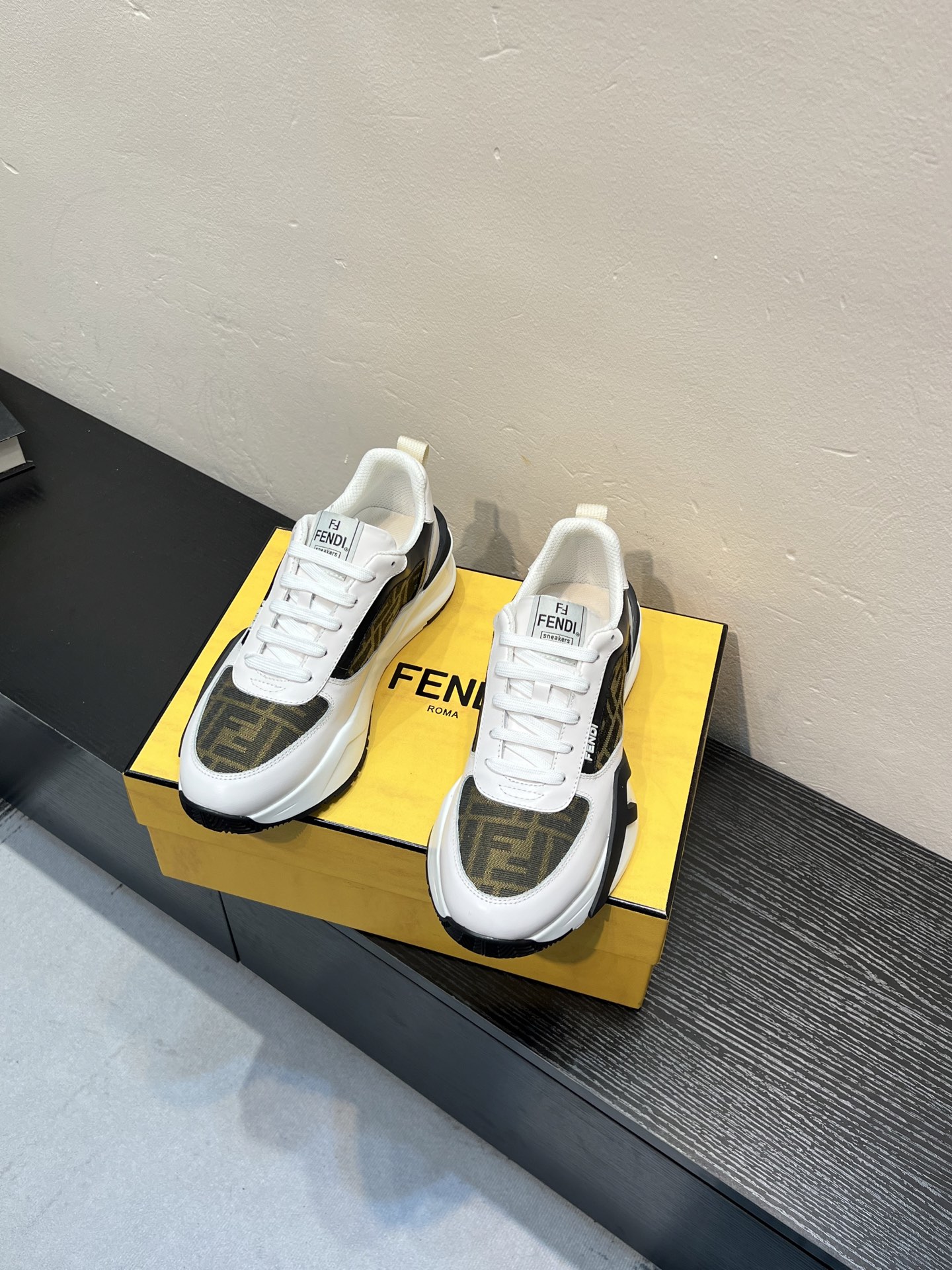 💰¥580 FENDI*——原单品质
芬迪小怪兽!代购级别🔥爆款,鞋面牛皮制造,透气网里,大底更轻便,防滑。市场顶级品质,众多明星亲身演绎,时尚主打潮流,百搭爆款,简单不失品味,潮人必备,散发时尚休闲气息,时尚就在脚下,自信满满,穿起来。Size:38-4445定制